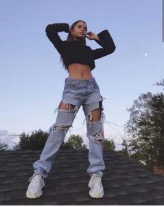 pose para fotos de pie mujer