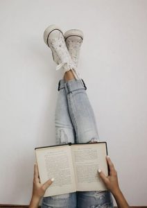 foto de pies sobre la pared estilo tumblr