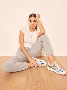 pose de fotografia casual para mujer sentada en su casa