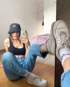 pose para foto frente al espejo sentada