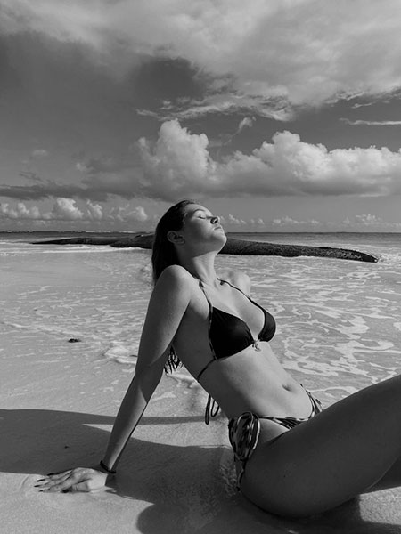 pose foto creativa playa mujer