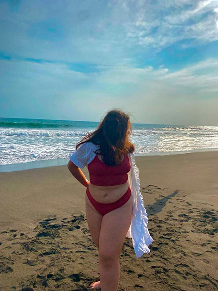 poses para fotos mujer gordita playa verano