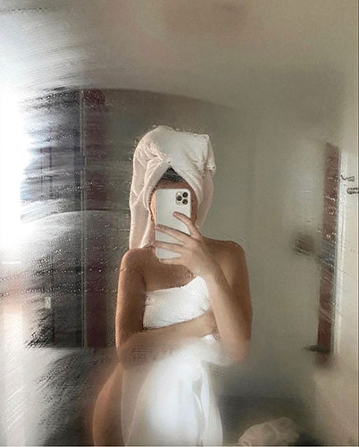 pose para foto en el espejo del baño vapor mujer