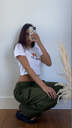 ejemplo de pose para fotos de mujer ftente al espejo