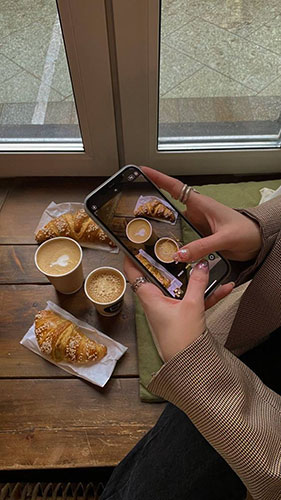 foto pose idea cafes para historias de instagram