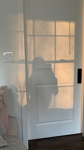 Puerta cerrada con silueta de cuerpo de mujer
