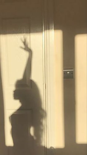 autoretrato mujer sombra reflejada en la pared