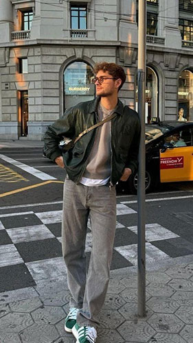 pose para foto de pie hombre timido