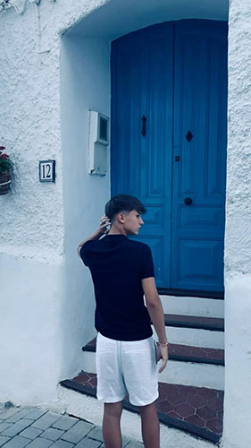 pose de foto hombre timido de espalda