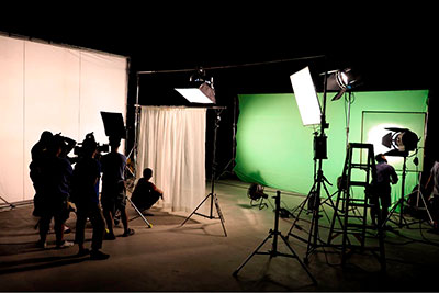 Set de filmación protegido con seguros para equipos audiovisuales en 2026